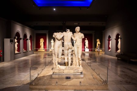 Téléchargez les photos : Musée d'Antalya - Turquie, 10 août 2023, Statues antiques exposées au Musée d'Antalya. - en image libre de droit