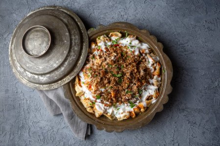 Foto de Comida tradicional turca de comida tirit Kastamonu, yogur y pan. Nombre turco; tirit kebabi - Imagen libre de derechos