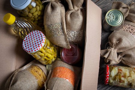 Téléchargez les photos : Volunteer with box of food for poor . Ramazan kolisi . Donation concept - en image libre de droit