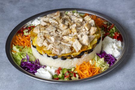 Téléchargez les photos : Culture alimentaire du Moyen-Orient, cuisine turque ; type de pilaf, pilaf au poulet et légumes, nom turc ; Maklube, tavuklu maklube - en image libre de droit