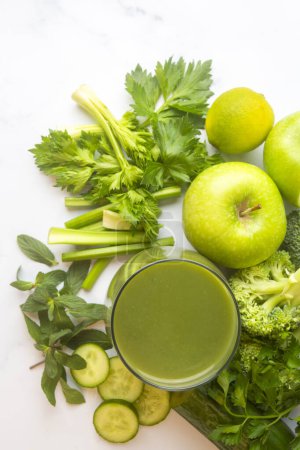 Téléchargez les photos : A glass of green celery juice. Celery drink prepared for healthy nutrition and detox. - en image libre de droit