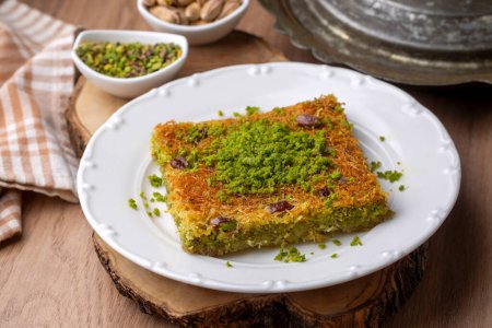 Téléchargez les photos : Dessert turc antep kadayif - pistache kadayif - en image libre de droit