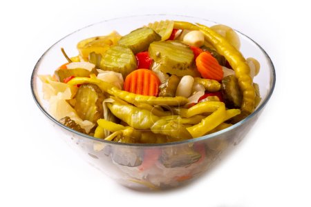 Foto de Surtido de verduras en vinagre mezcladas en tazón - plato, nombre turco; tursu. - Imagen libre de derechos