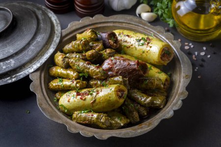Téléchargez les photos : Cuisine turque traditionnelle ; légumes farcis mélangés. Feuilles farcies, courgettes farcies et aubergines farcies. Nom turc ; Yaprak sarmasi, kabak dolmasi - en image libre de droit