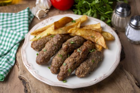Téléchargez les photos : Nourriture traditionnelle turque ; boulettes de viande sèches ou boulettes d'égol aux pommes de terre (nom turc ; Kuru kofte ou anne koftesi)) - en image libre de droit