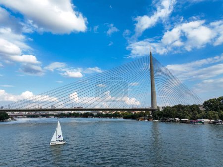 Foto de Belgrado - Serbia, 16 de septiembre de 2023, Más reciente "Most na Adi" - literalmente Puente sobre la isla de Ada / río en Belgrado, Serbia; puente está conectando Europa continental con los Balcanes sobre el río Sava - Imagen libre de derechos