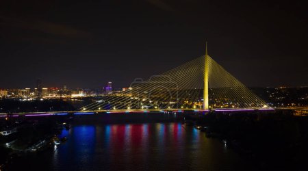 Téléchargez les photos : Ponts Gazela, jetée de Belgrade, rivière Sava, ancienne et nouvelle Belgrade, jetée de Belgrade la nuit. La plupart na Adi - littéralement pont sur Ada - en image libre de droit
