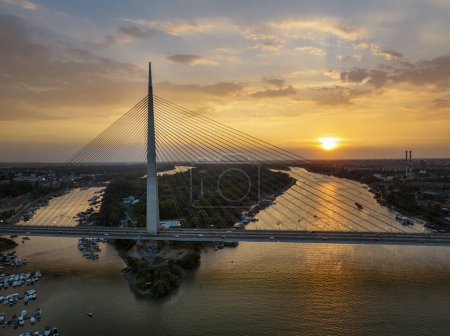Téléchargez les photos : Vue d'Ada Ciganlija depuis un drone aérien et le pont Most na Adi au-dessus de la rivière Sava. - en image libre de droit