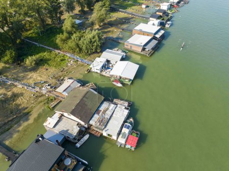 Téléchargez les photos : Vue par drone des maisons de bateaux, de la rivière et des bateaux en été. Sava River - Belgrade - Serbie - en image libre de droit