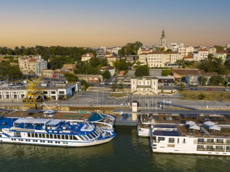 Foto de Hermosa vista del centro histórico de Belgrado a orillas del río Sava, Serbia - Imagen libre de derechos
