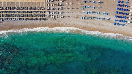 Foto de Vista aérea de las aves vista foto tomada por el dron de la isla de Rodas playa Elli un popular destino turístico de verano, Dodecaneso, Egeo, Grecia - Imagen libre de derechos