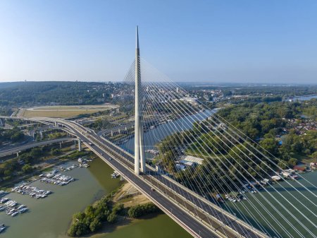 Téléchargez les photos : Vue d'Ada Ciganlija depuis un drone aérien et le pont Most na Adi au-dessus de la rivière Sava. Belgrade - Serbie - en image libre de droit