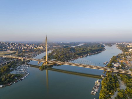 Foto de Vista de Ada Ciganlija desde el dron aéreo y el puente Most na Adi sobre el río Sava. Belgrado - Serbia - Imagen libre de derechos