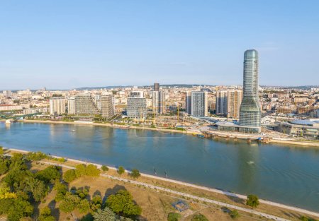 Téléchargez les photos : Vue panoramique sur le front de mer de Belgrade, la rivière Sava, la tour de Belgrade - en image libre de droit