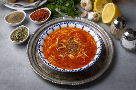 Téléchargez les photos : Soupe de nouilles au poulet avec tomate. Nom turc ; Domatesli tavuklu sehriye corbasi - en image libre de droit