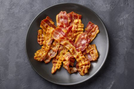 Téléchargez les photos : Délicieux bacon frit servi sur assiette. - en image libre de droit