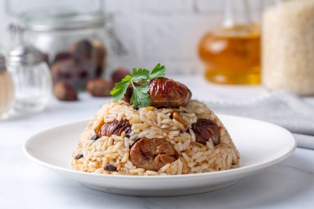 Foto de Comida tradicional turca deliciosa; pilaf de arroz de castaño (nombre turco; kestaneli pilav) - Imagen libre de derechos
