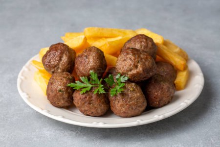 Téléchargez les photos : Boulettes rondes de boulettes de viande sèches et frites. Nom turc ; kuru kofte ve patates - en image libre de droit