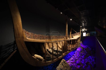 Foto de Bodrum - Turquía, 30 de septiembre de 2023, naufragio antiguo reconstruido en el Museo de Arqueología Submarina - naufragio de Uluburun - Imagen libre de derechos