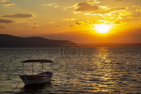 Foto de Mugla - Turquía, 01 de diciembre 2023, Paisaje del atardecer en el lago Bafa, Latmos - Imagen libre de derechos