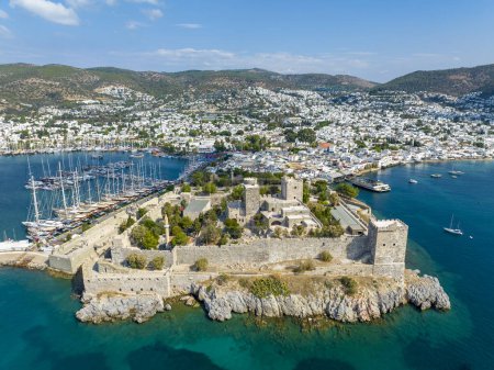Téléchargez les photos : Vue aérienne de Bodrum sur la Riviera turque. Vue sur le château Saint Peter Château de Bodrum et la marina - en image libre de droit