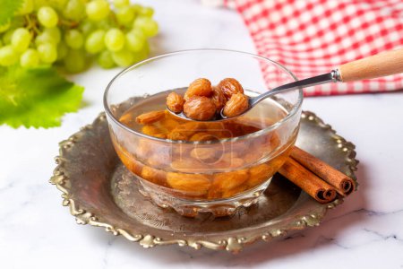 Téléchargez les photos : Compote de raisin traditionnelle turque Komposto ou Hosaf - en image libre de droit