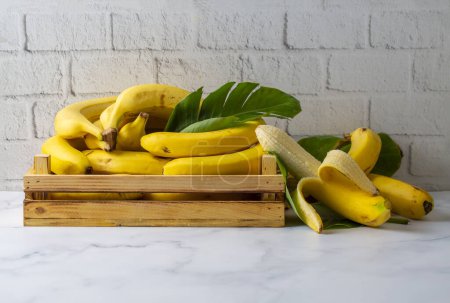 Téléchargez les photos : Bouquet de bananes biologiques crues prêtes à manger - en image libre de droit