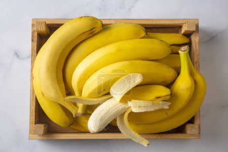 Foto de Manojo de plátanos orgánicos crudos listos para comer - Imagen libre de derechos