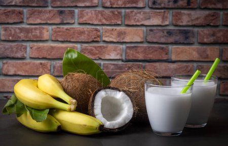 Téléchargez les photos : Cocktail frais banane noix de coco ; délicieux milkshake, lait de coco ou eau de coco - en image libre de droit