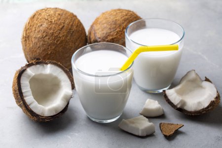 Téléchargez les photos : Eau de coco ou lait de coco - en image libre de droit