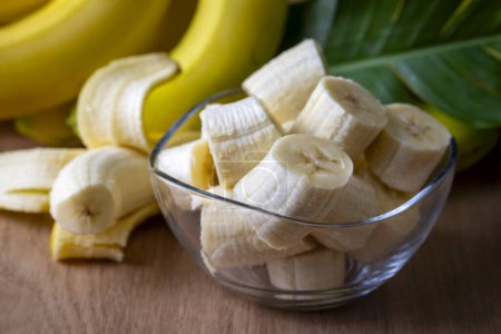 Téléchargez les photos : Bouquet de bananes biologiques crues prêtes à manger - en image libre de droit
