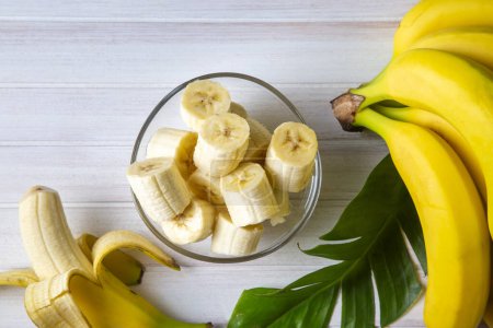 Ein Bündel rohe Bio-Bananen zum Verzehr bereit