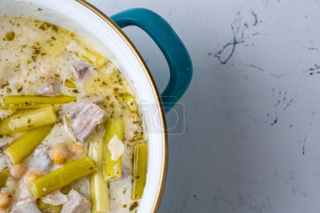 Téléchargez les photos : Siveydiz ; (Turquie - Antep Style Local Food) est un plat Antep à base d'ail frais et d'agneau. Nom turc ; Siveydiz - en image libre de droit