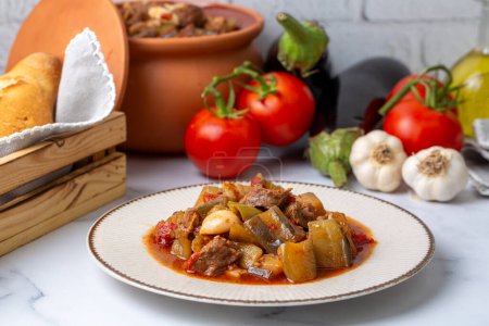 Foto de Vista superior del plato turco Guvech - carne al horno con berenjena y se sirve tradicionalmente en olla de barro (nombre turco; etli guvec patlican o tava patlican) - Imagen libre de derechos