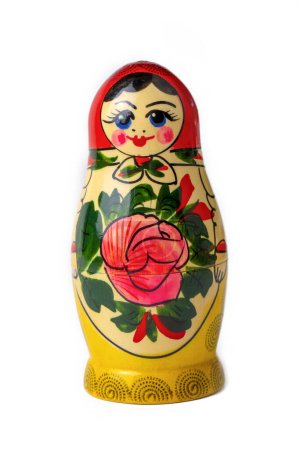 Téléchargez les photos : Une poupée matryoshka russe sur fond blanc - en image libre de droit