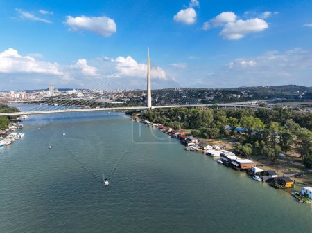 Téléchargez les photos : Plus récent "Most na Adi" - littéralement Pont sur Ada - île fluviale à Belgrade, Serbie ; pont reliant l'Europe continentale avec les Balkans sur le fleuve Sava - en image libre de droit