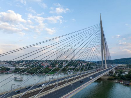 Foto de Más reciente "Most na Adi" - literalmente Puente sobre Ada - isla fluvial en Belgrado, Serbia; puente está conectando Europa continental con los Balcanes sobre el río Sava - Imagen libre de derechos