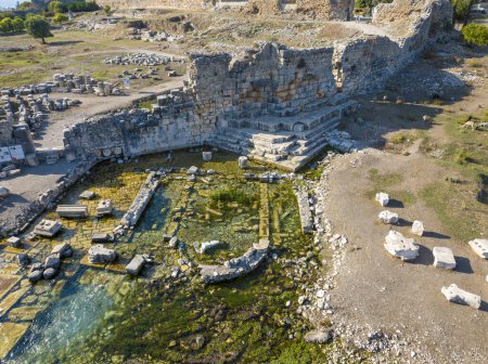 Foto de Limyra es una antigua ciudad histórica ubicada en el distrito de Finike en Antalya, Turquía.. - Imagen libre de derechos