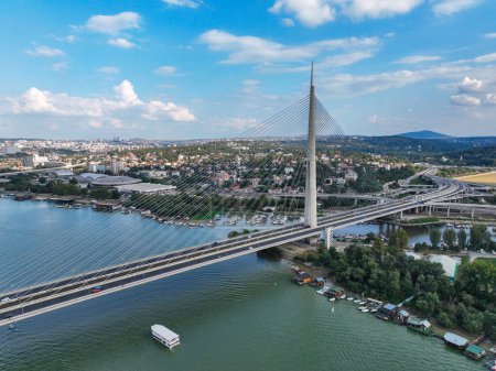 Téléchargez les photos : Belgrade - Serbie, 17 septembre 2023, Le plus récent "Most na Adi" - littéralement Pont sur Ada - île fluviale à Belgrade, Serbie - en image libre de droit