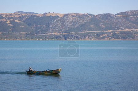 Téléchargez les photos : Turquie, Isparta, 16 octobre 2023, province, beau lac Egirdir - en image libre de droit