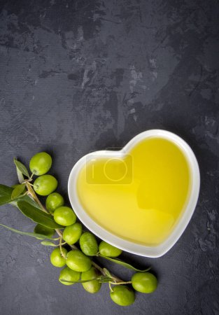 Foto de Aceite de oliva verde y aceite de oliva aislado - Imagen libre de derechos