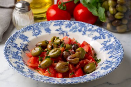 Foto de Cocina turca; ensalada de aceitunas verdes (nombre turco; Kirma yesil zeytin salatasi) - Imagen libre de derechos