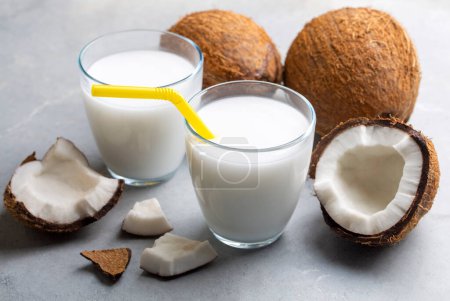 Téléchargez les photos : Eau de coco ou lait de coco - en image libre de droit