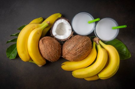 Téléchargez les photos : Cocktail frais banane noix de coco ; délicieux milkshake, lait de coco ou eau de coco - en image libre de droit