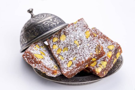 Téléchargez les photos : Traditionnel turc dessert cezerye sur le fond blanc - en image libre de droit