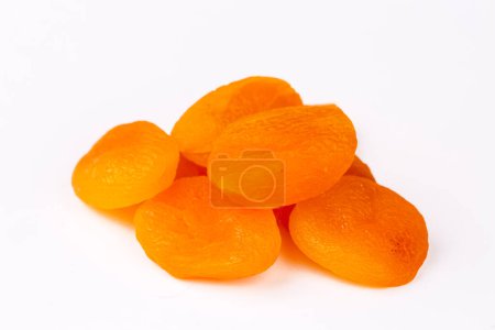 Téléchargez les photos : Abricot séché sur fond blanc - en image libre de droit