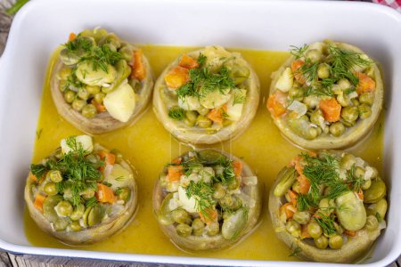 Téléchargez les photos : Cuisine traditionnelle turque délicieuse ; Artichaut à l'huile d'olive (zeytinyagli enginar) - en image libre de droit