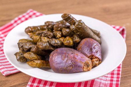 Téléchargez les photos : Délicieux plats traditionnels turcs ; feuilles farcies (Yaprak sarmasi, dolma patlican) - en image libre de droit