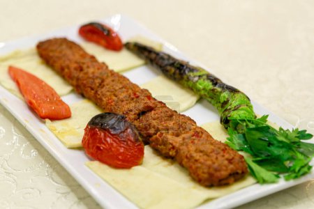 Téléchargez les photos : Aliments traditionnels délicieux turcs ; Adana kebab - en image libre de droit
