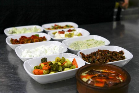 Foto de Varios aperitivos turcos en una mesa - Imagen libre de derechos